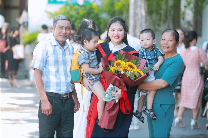Nữ sinh đang học năm 3 thì bận đẻ liền hai bé, vẫn xuất sắc lấy bằng