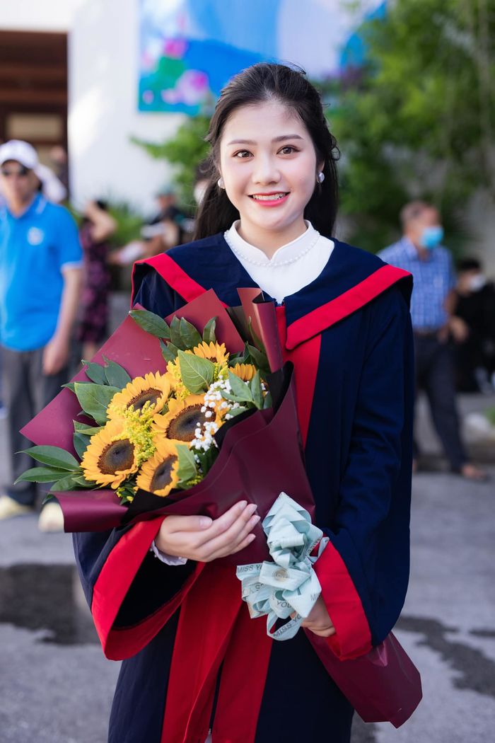 Nữ sinh đang học năm 3 thì bận đẻ liền hai bé, vẫn xuất sắc lấy bằng