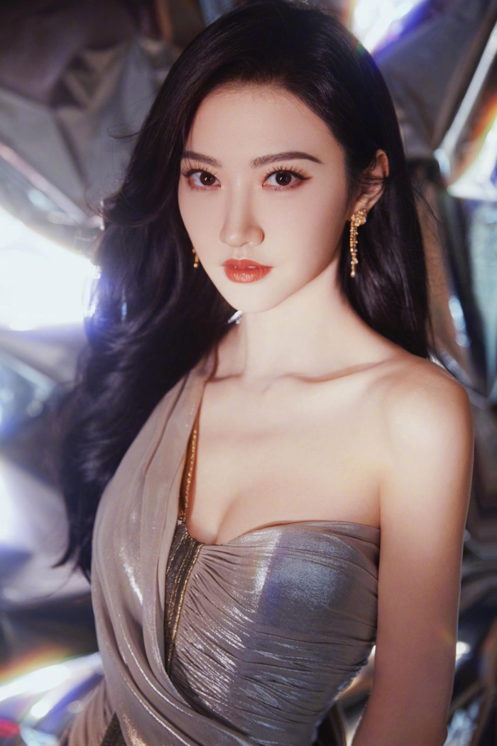 Ngược đời như sao Hoa ngữ: Bị chê diễn một màu nhưng vẫn đắt show