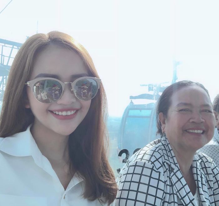 Người mẹ gác bỏ hạnh phúc riêng vun vén cho chị em Hoa hậu Ngọc Châu