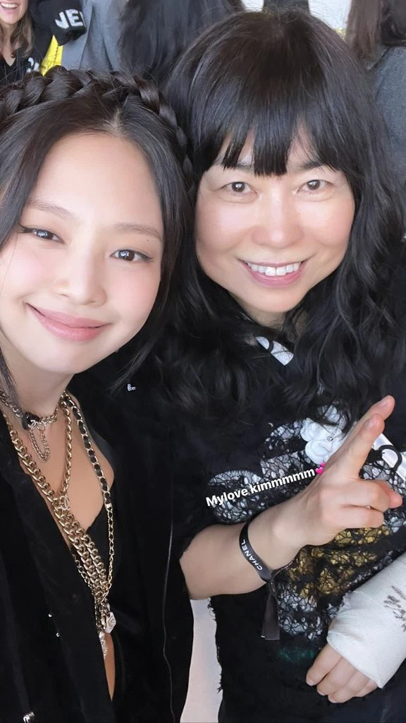 Nhãn hàng cưng BLACKPINK như trứng mỏng: CEO đăng ảnh Lisa