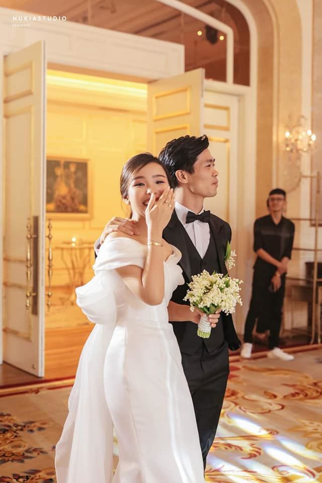 Nhan sắc sau sinh của hội WAGs, vợ Công Phượng được khen ngày càng đẹp