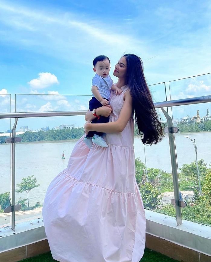 Nhóc tỳ nhà sao Việt về thăm quê dịp hè: Jacky Minh Trí lái máy bay