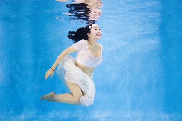 Những bộ ảnh bầu độc đáo: Có cặp đôi chơi trò hoán đổi thân phận