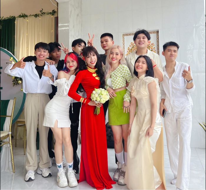 Những cặp đôi LGBT hot MXH: Má Cám vừa lên xe hoa
