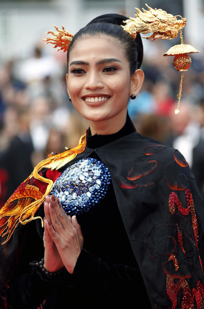 Những chiếc áo choàng ngỡ Hoàng Hậu hồi cung của mỹ nhân Việt