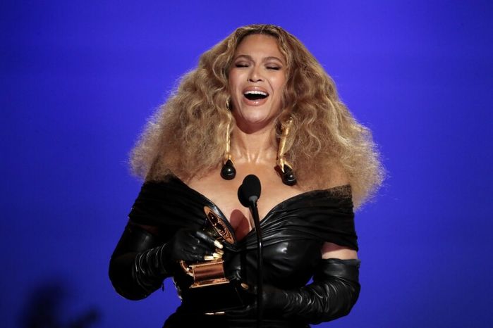 Những đòi hỏi oái oăm của sao Hollywood: Beyoncé uống nước 21 độ