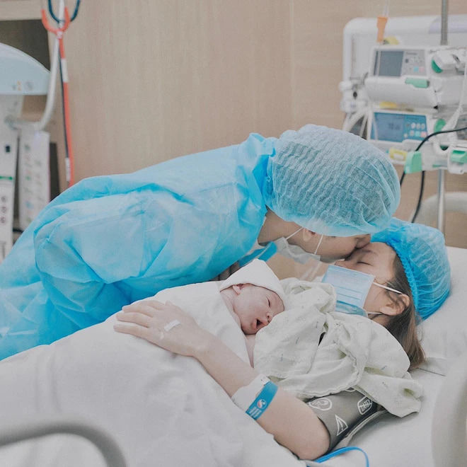 Tan chảy trước khoảnh khắc ấm áp của sao nam Việt bên con lúc mới sinh