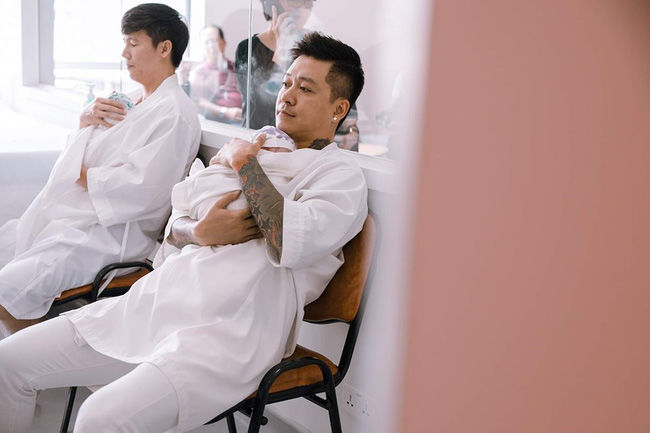 Tan chảy trước khoảnh khắc ấm áp của sao nam Việt bên con lúc mới sinh
