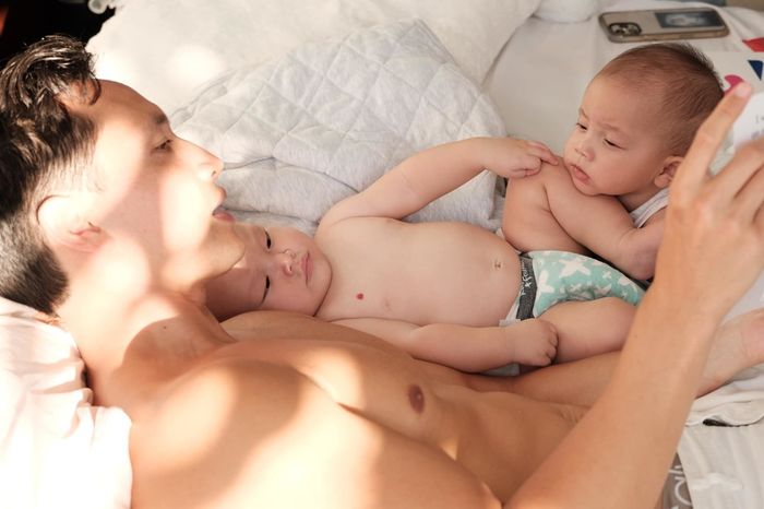Tan chảy trước khoảnh khắc ấm áp của sao nam Việt bên con lúc mới sinh