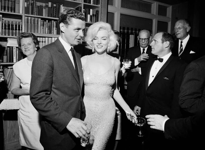 Kỷ vật sao Hollywood đấu giá khủng: Váy Marilyn Monroe hơn trăm tỷ