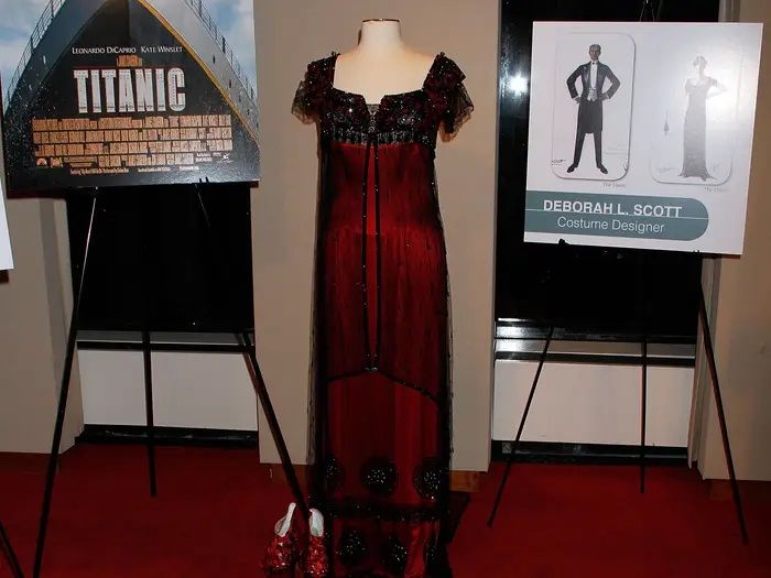 Kỷ vật sao Hollywood đấu giá khủng: Váy Marilyn Monroe hơn trăm tỷ