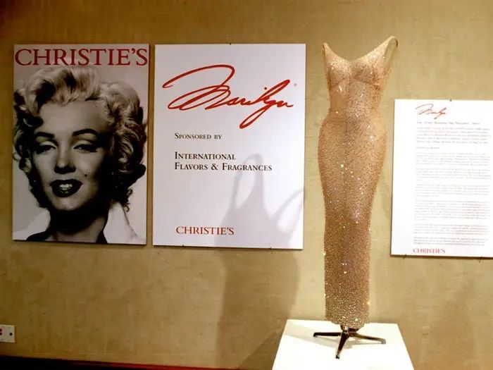 Kỷ vật sao Hollywood đấu giá khủng: Váy Marilyn Monroe hơn trăm tỷ
