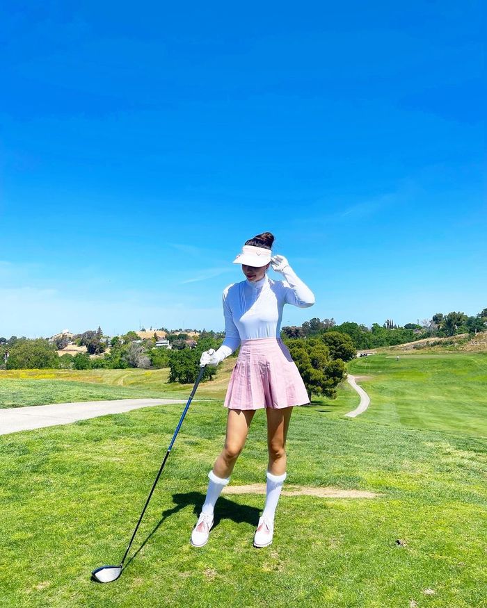 Phạm Hương những ngày đầu về nước: gặp ngay fan ruột, vẫn ra sân golf