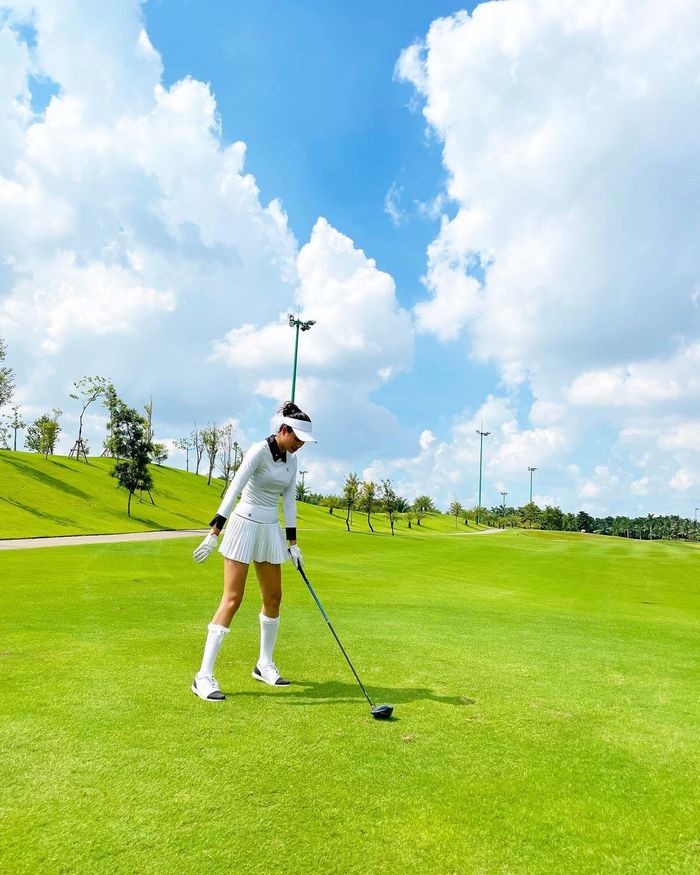 Phạm Hương những ngày đầu về nước: gặp ngay fan ruột, vẫn ra sân golf