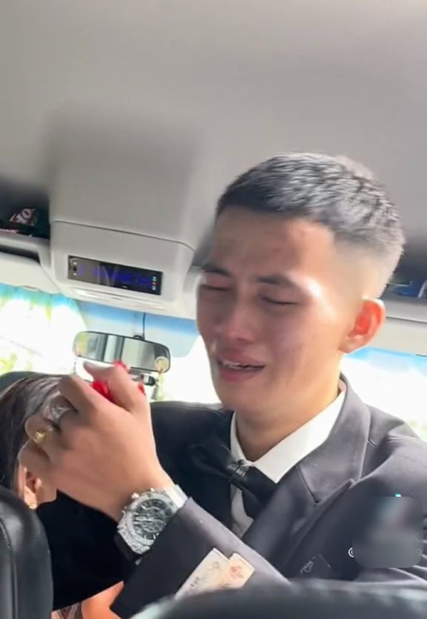 Chú rễ khóc như mưa trong ngày diễn ra hôn lễ của mình