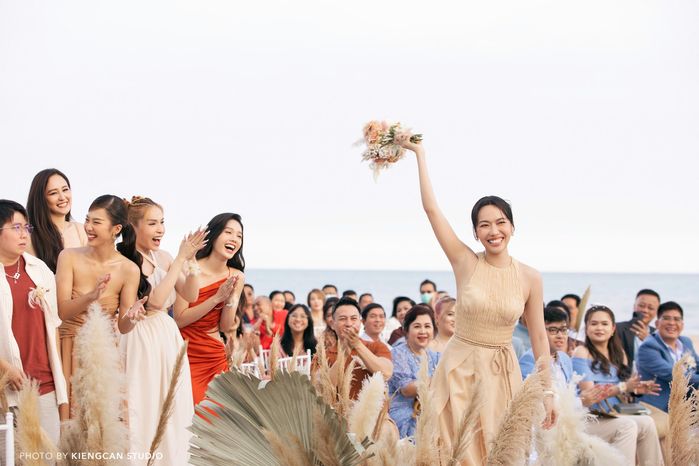 Sao Việt khi bắt hoa cưới: Diệu Nhi chạy lên hàng đầu, túm váy chờ sẵn