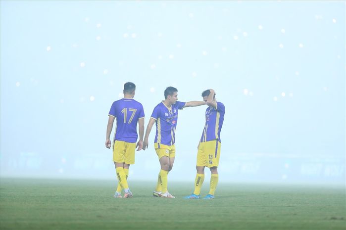 Pháo sáng Cup Tứ Hùng 2022: Là niềm vui cổ vũ hay sự kém văn minh?