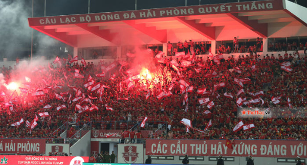 Pháo sáng Cup Tứ Hùng 2022: Là niềm vui cổ vũ hay sự kém văn minh?
