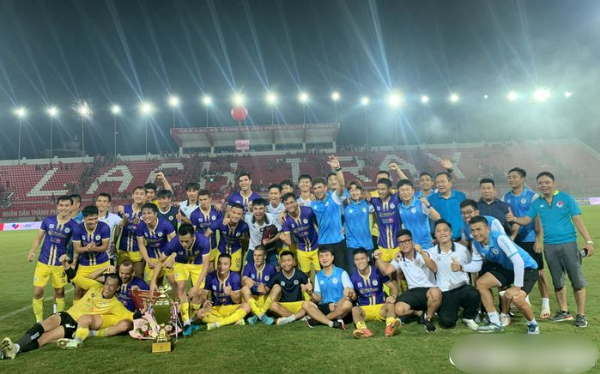 Pháo sáng Cup Tứ Hùng 2022: Là niềm vui cổ vũ hay sự kém văn minh?