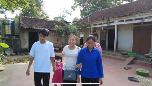 Quỳnh Trần JP tiếp tục hành trình thăm Youtuber lớn tuổi tại Việt Nam