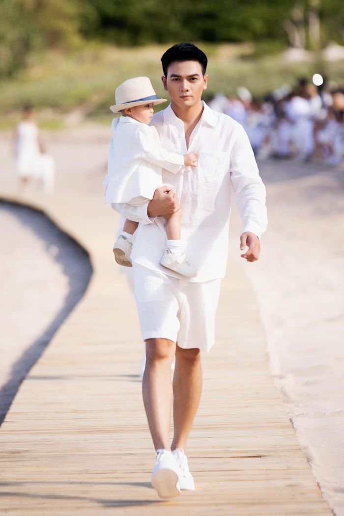 Sàn catwalk bãi biển dài nhất Việt Nam: vedette toàn mỹ nhân đình đám