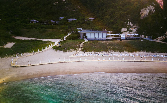 Sàn catwalk bãi biển dài nhất Việt Nam: vedette toàn mỹ nhân đình đám