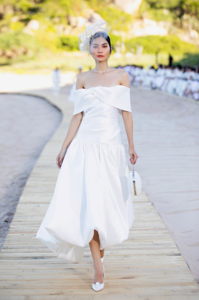 Sàn catwalk bãi biển dài nhất Việt Nam: vedette toàn mỹ nhân đình đám