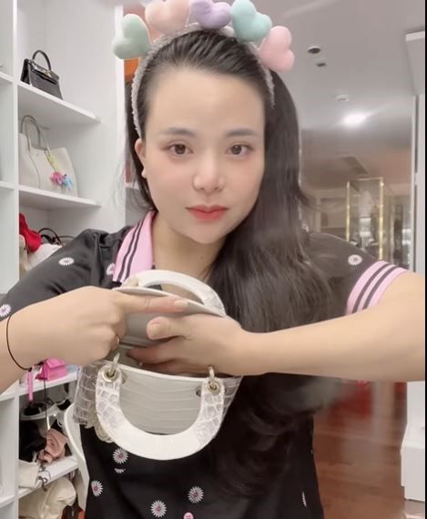 Sao thị phi chiếu, Chị Ông Địa ‘đập hộp’ túi Dior cũng gây bàn tán xôn