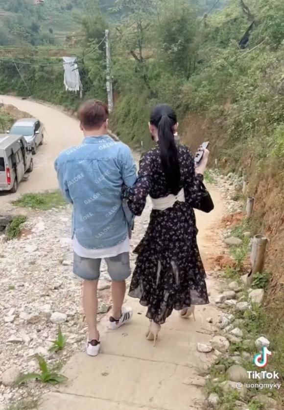 Sao Việt ăn diện bất chấp hoàn cảnh: Hương Giang đi giày cao leo núi