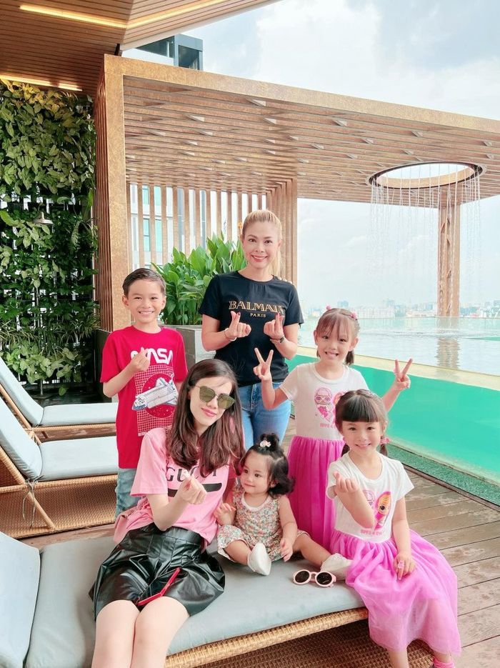 Sao Việt cho con đi nghỉ hè: Vy Oanh đưa dàn nhóc tì sang Mỹ khám phá