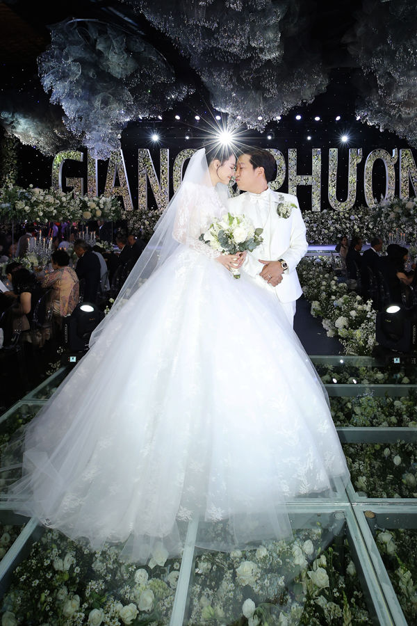 Sao Việt chuộng thiệp cưới màu trắng: Minh Hằng độc đáo khó ai bằng