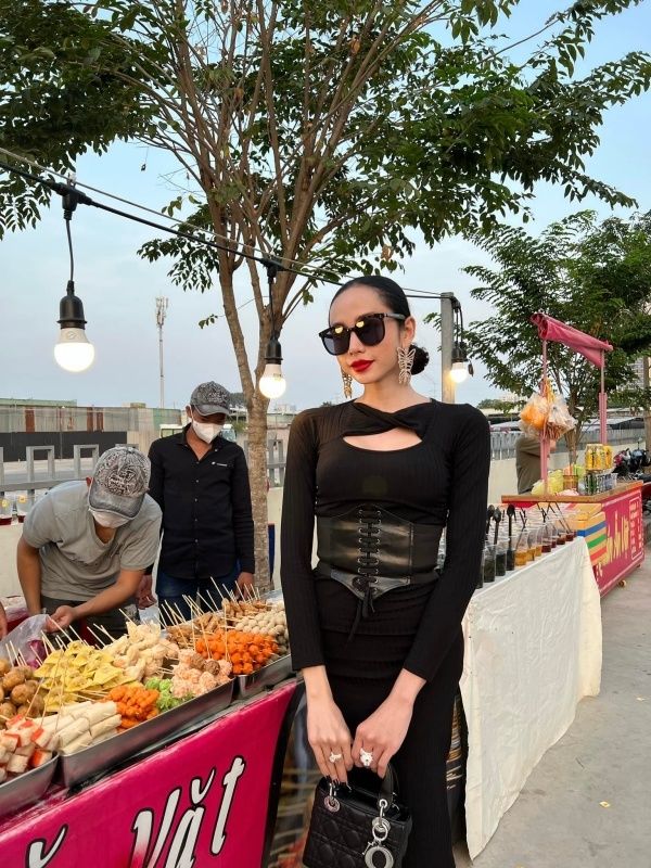 Sao Việt đi ăn vặt lề đường: Anh Thư diện váy vàng như đi chơi Tết