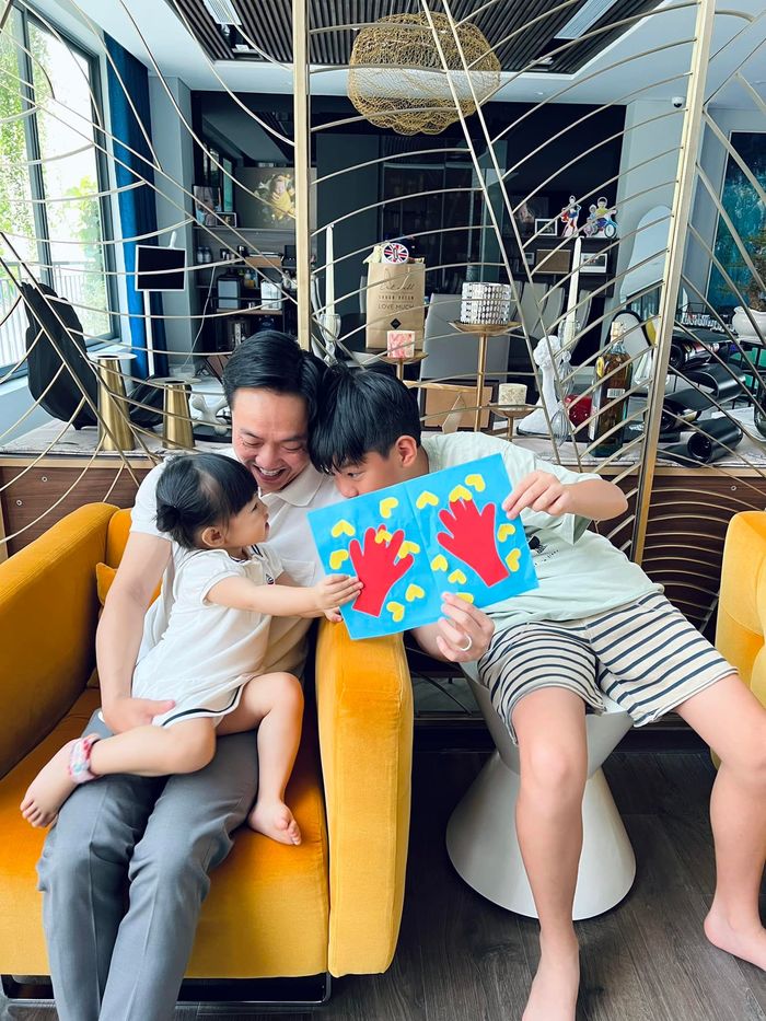 Sao Việt mừng Ngày của Cha: Cường Đô La khoe quà 2 con tự tay làm