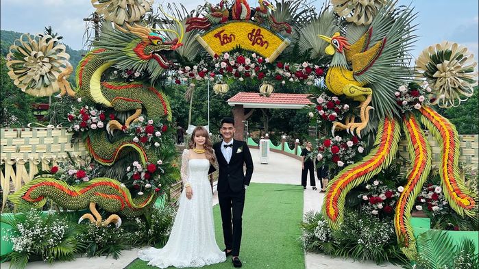 Sao Việt tổ chức đám cưới: Mạc Văn Khoa lỗ nặng, Thủy Tiên lãi to