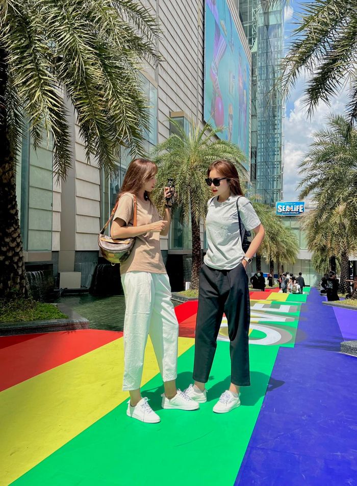 Sao Việt ủng hộ ngày hội LGBT: Minh Triệu - Kỳ Duyên sang tận Thái Lan