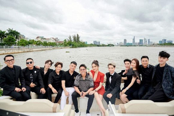 Mỹ nhân Việt vô tư ngồi lên đùi đồng nghiệp nam: Nam Em như ở nhà