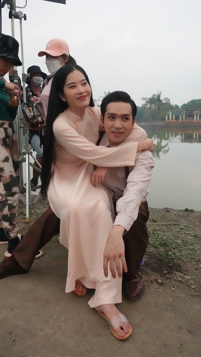 Mỹ nhân Việt vô tư ngồi lên đùi đồng nghiệp nam: Nam Em như ở nhà