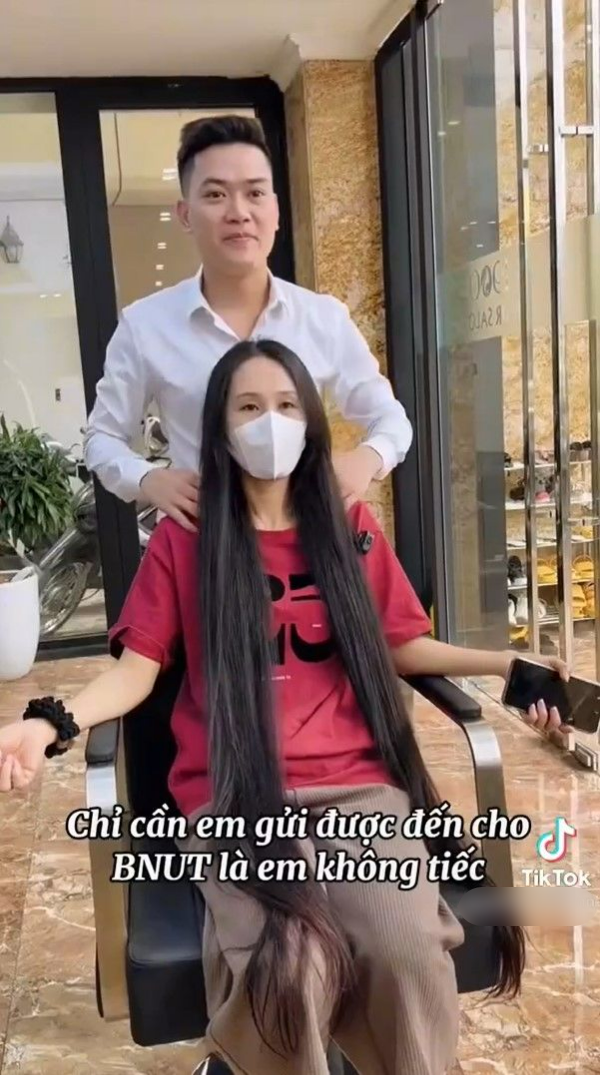 Cô gái hiến tặng mái tóc nâng niu suốt 15 năm cho bệnh nhân nan y