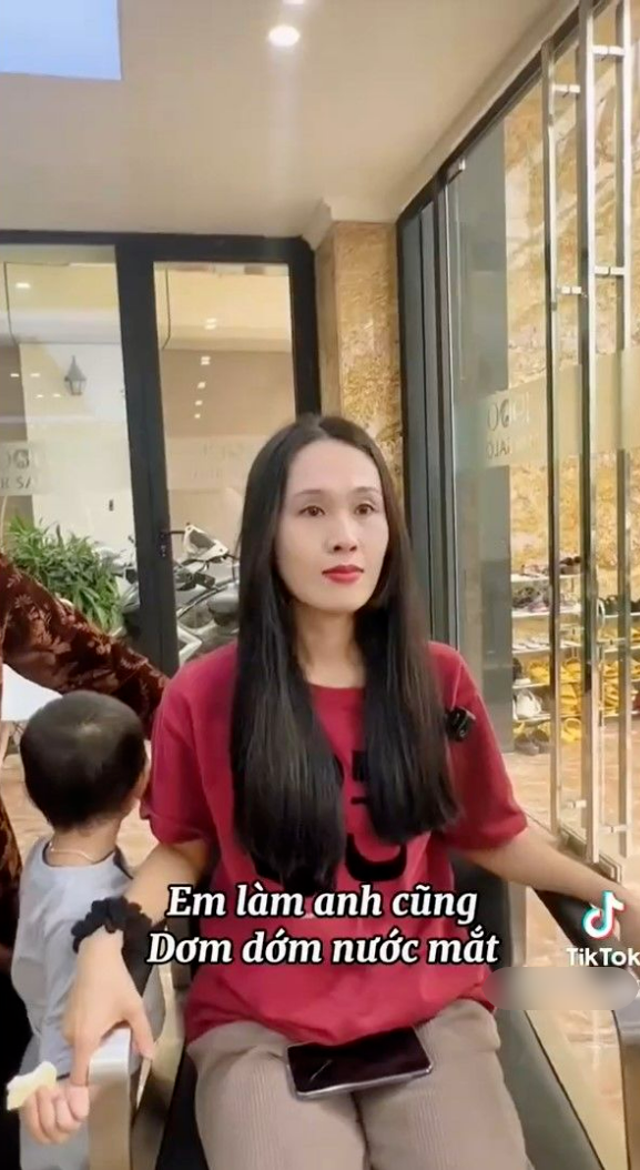 Cô gái hiến tặng mái tóc nâng niu suốt 15 năm cho bệnh nhân nan y