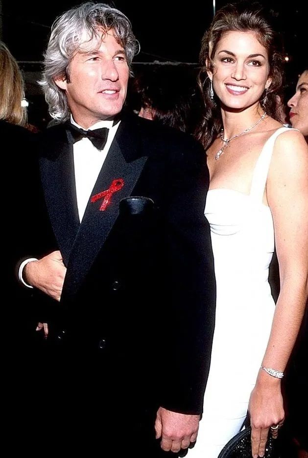 Huyền thoại Cindy Crawford: Từng bị chê bai vì nốt ruồi trên môi