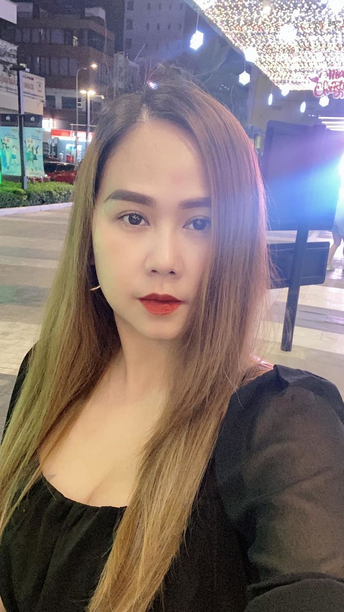 Sợ con áp lực thi cử, bà mẹ cầm biểu ngữ cùng ảnh idol để cổ vũ