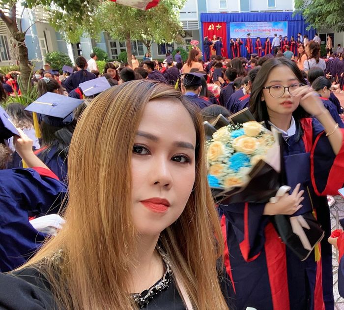 Sợ con áp lực thi cử, bà mẹ cầm biểu ngữ cùng ảnh idol để cổ vũ