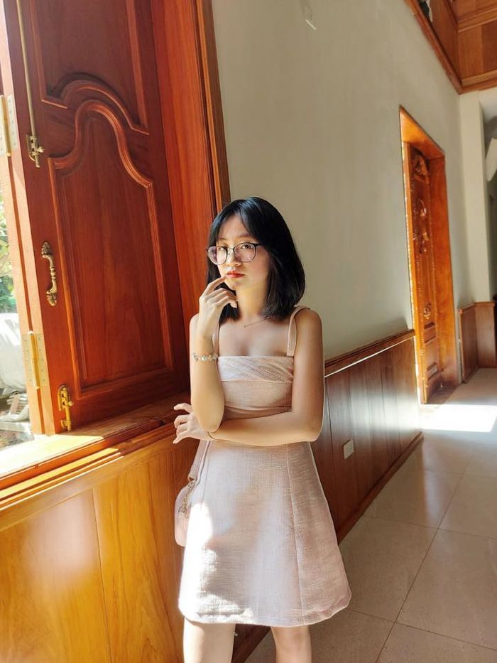 Sợ con áp lực thi cử, bà mẹ cầm biểu ngữ cùng ảnh idol để cổ vũ