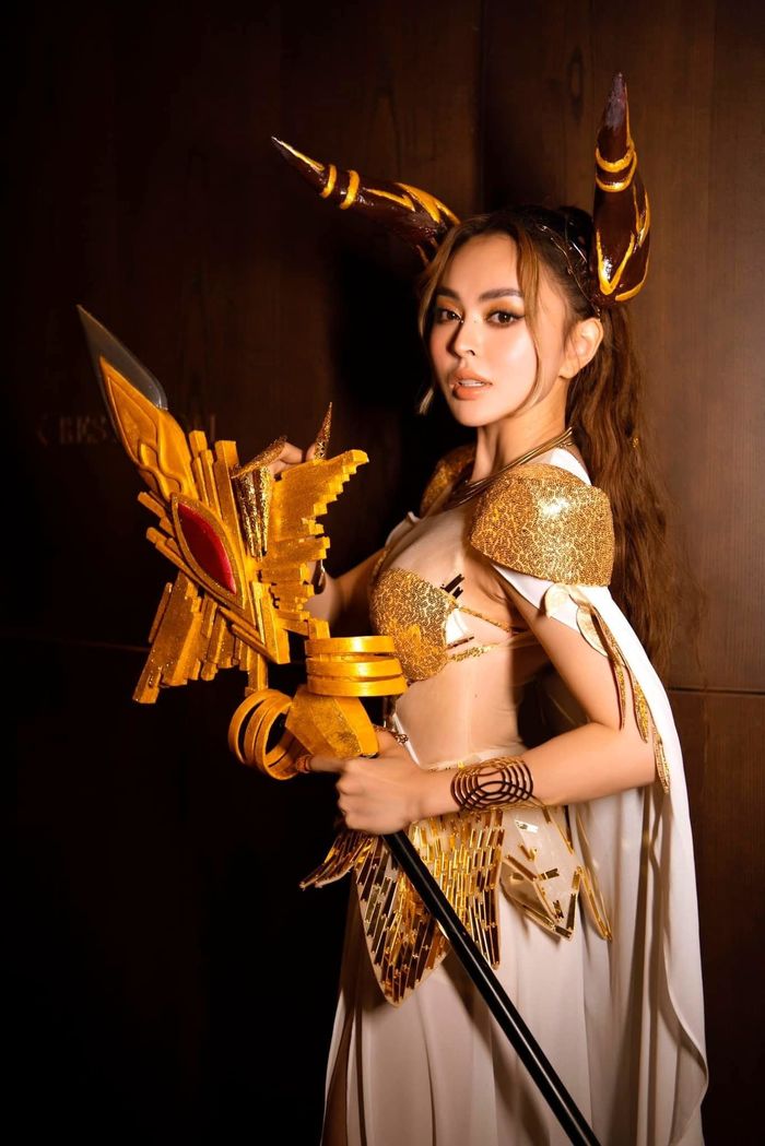 Soi thời trang thảm đỏ của Trang Nemo: Nổi bật như đi Met Gala