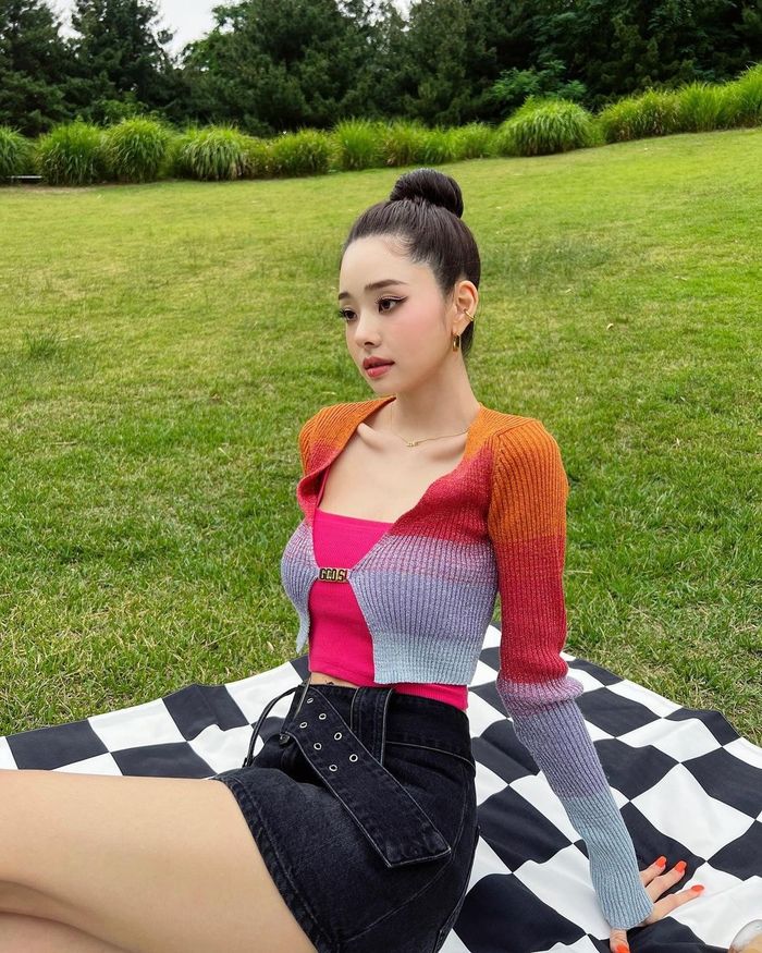 Song Ji A comeback cực mạnh sau lùm xùm: Đi dạo cũng lộ múi bụng