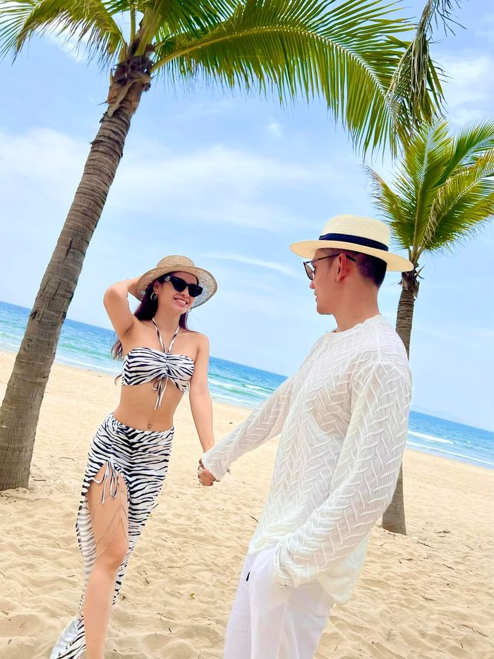 Style đi biển của hội mẹ bỉm một con: Lã Thanh Huyền eo ọt thấy mê