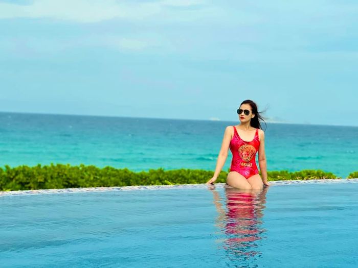 Style đi biển của hội mẹ bỉm một con: Lã Thanh Huyền eo ọt thấy mê