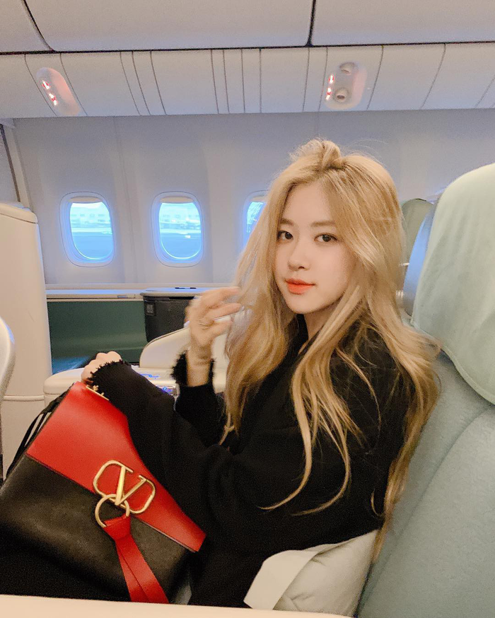 Idol đi máy bay hạng thương gia: Lisa, V (BTS) ngầu theo cách riêng