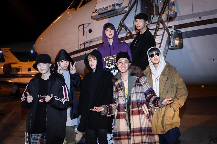 Idol đi máy bay hạng thương gia: Lisa, V (BTS) ngầu theo cách riêng